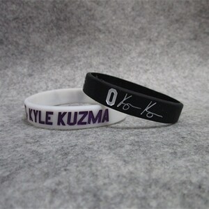 人湖0号子球星库兹马 库篮马运动签名夜k光手环 硅胶腕带球迷饰l