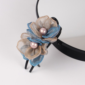 发夹中老年妇女