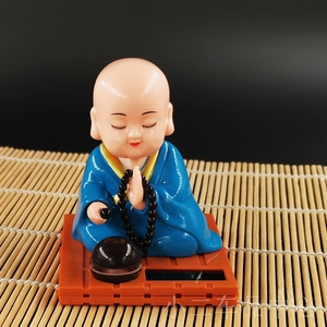 冲冠跨境太阳能敲木鱼点头小和尚创意车载摆件汽车居礼佛送礼