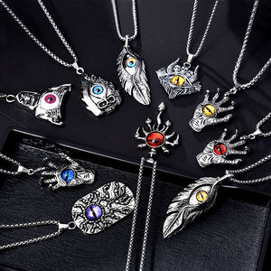 恶魔之眼项链女学生