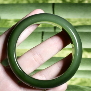 一鸣和田玉俄罗斯七号老坑料碧玉白加绿无结构卡56mm宽条厚装手镯