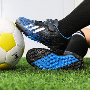 足球应该怎么买_塑料草皮应该买什么样的足球鞋呢_塑料草皮批发厂家