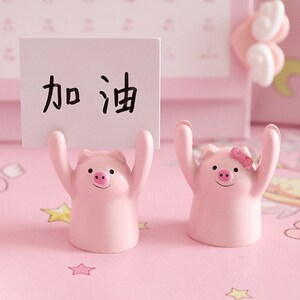 举牌小猪ins创意办公桌布置装饰加油励志办公室系桌面小摆件