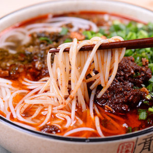 云南过桥米线小锅帽子猪肉香辣酱酸腌菜米粉速食早餐粉丝炸杂酱