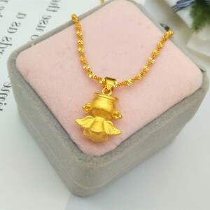 2022年周大福焕美沙金吊坠女精美磨砂小天使可爱实心镀黄金百搭水