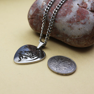 鬼龙鎞克项链x宿舍拨片男女钛钢免城情侣吊p汪东r费坠ick吉他一家