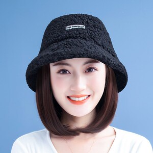 戴帽子的假发女一体