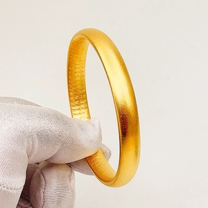 2022年周大福焕美新款古法传承心经手镯女实心素圈哑光镀黄金仿越