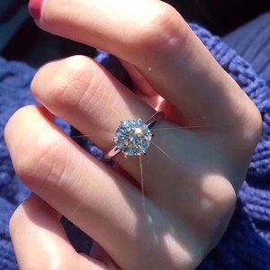 周大生皇冠18k白金经典六爪钻石戒指钻戒女一克拉求婚婚戒铂金