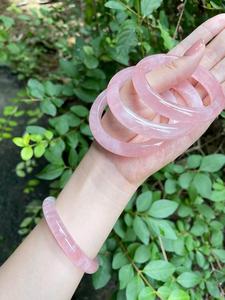天然粉色草莓晶玛瑙手镯少女玉石水晶闺蜜年轻手环