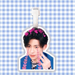 王琳凯小鬼明星周边同款应援行李箱书h包挂件大头登机挂牌吊牌定