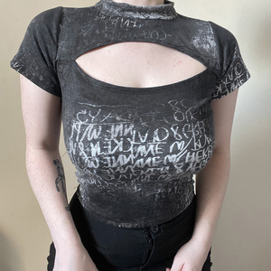 实拍 包邮2022字母胸口破洞显胸街头短袖t恤性感紧身显瘦短款上衣