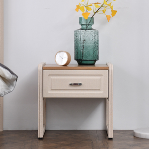 卧室床头柜装饰