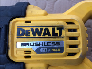 得伟dcs388 60v锂电无刷往复锯大功率充电马刀锯多功能切割机