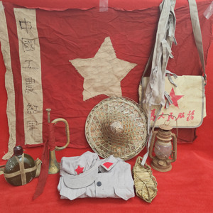 红色老物件草鞋马灯冲锋号斗笠老红军军装革命抗战纪念品道具摆件