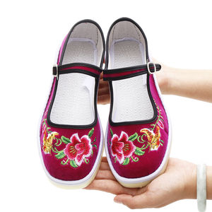 牛筋底绣花布鞋纯手工民族风农村老式防滑单鞋老北京绣花布鞋女款