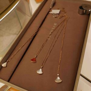 百亿补贴 官方授权宝格丽18k金红玉髓白贝母蝴蝶扇形项链女首饰盒