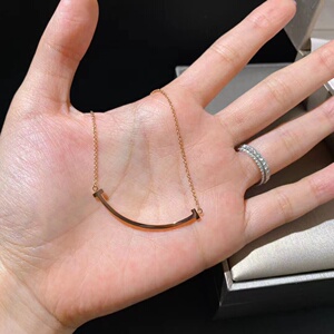 日本代购微笑笑脸项链女18k玫瑰金吊坠女士锁骨链轻奢情人节礼物