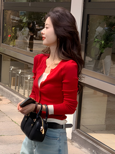 红色长袖假两件针织衫女2024早春新款今年流行的漂亮毛衣开衫上衣