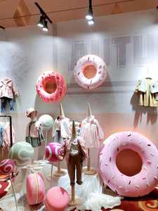 商场橱窗dp点棒棒糖甜甜圈马卡龙球糖装饰氛围道具摄影场景布置