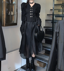 赫风本黑色金属盘扣压褶泡泡袖上衣 山本耀司纱裙半身裙两件套装
