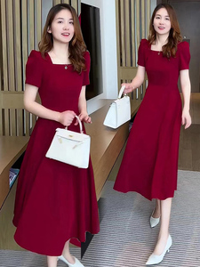 方领连衣裙女夏季2024年新款法式高级感纯色气质减龄红色长款裙子