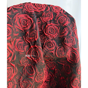 红色浮雕小玫瑰立体提花布凹凸肌理国风伞裙旗袍汉服装设计师面料