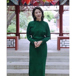 不晚秋冬新款新中式国风复古高级感超好看气质女装绿色盘扣连衣裙