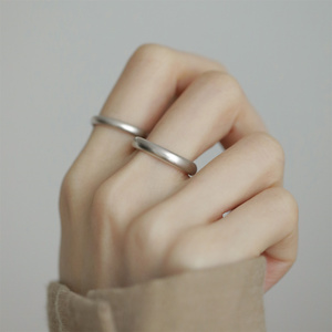 周大福适用磨砂素圈纯银戒指女小众设计高级感对戒情侣款食指戒简