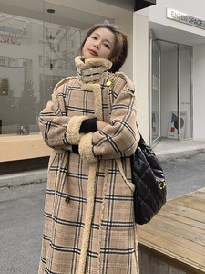 东北哈尔滨拼接格子皮毛一体羊羔毛绒外套女冬季加厚宽松长款大衣