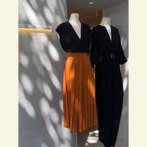今年流行V领无袖黑色显瘦上衣橘色百褶半身裙夏季气质搭配两件套