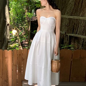 法式白色抹胸连衣裙女夏高级感名媛气质露背性感纯欲风礼服裙长裙