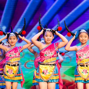 第八届小荷风采牛角尖尖儿童演出服彝族名族表演服道具元旦舞蹈服