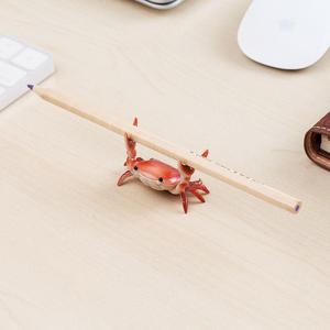 新疆包邮日本笔托创意设计INS网红举重螃蟹笔架置物举笔放笔支架