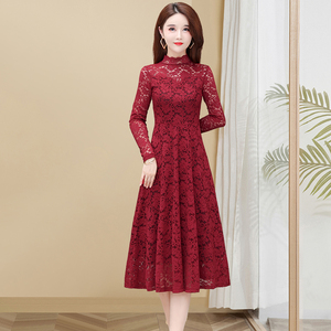 红色蕾丝连衣裙女长袖春季2024新款气质修身大摆高级感阔太太长裙