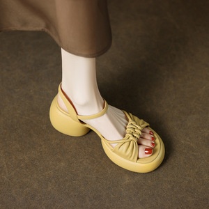 卓诗尼2024年新款黄色踩屎感厚底一字带凉鞋女夏季外穿舒适高跟鞋