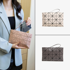 日本新款时尚女包几何菱格休闲手拎包轻便百搭化妆包格子手拿包