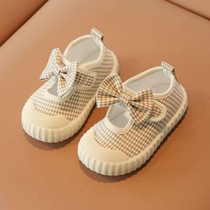 女学鞋子软底春秋季2022儿童步鞋机能帆布鞋宝宝一岁童鞋婴儿新款