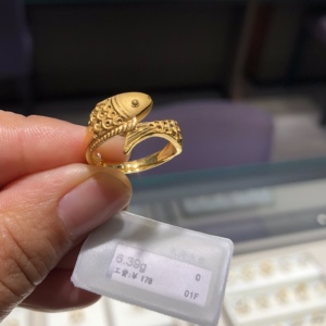 周大福黄金足金999可调节活口指环戒指鱼戒指小鱼生日礼物