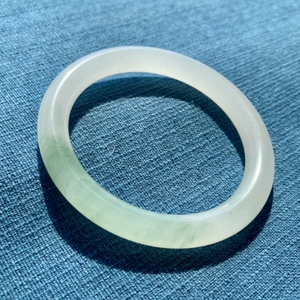 新疆金丝玉鑫尘直播天山翠手镯雪翠玉镯冰翠圆条美人镯精品宝石光