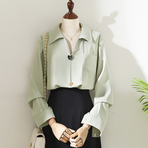 2024春秋季新款设计感缎面绿色V领衬衫女单口袋休闲长袖套头上衣