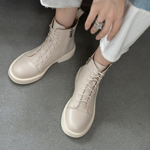 短靴女2021年新款秋冬季马丁靴英伦风显脚小平底平跟白色靴子女鞋