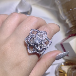 s925纯银 热卖镀18k白金满钻心形玫瑰花瓣仿莫桑钻宝石订婚戒指女