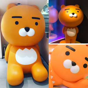 玻璃钢彩绘网红拍照卡通kakao布朗熊雕塑摆件商场落地装饰定制