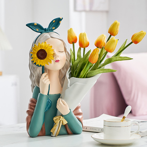 北欧轻奢抱花女孩花瓶摆件家居客厅电视柜插花装饰品闺蜜结婚礼物