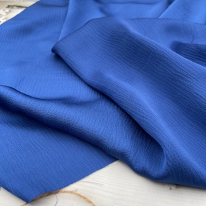 新款缎面宝蓝色压皱雪纺布料垂顺抗皱夏季上衣裙子衬衫设计面料