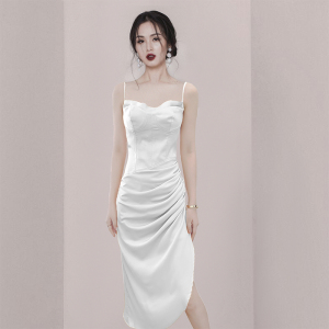 2022新款白色醋酸缎面褶皱吊带连衣裙婚宴伴娘服高端宴会晚礼服女