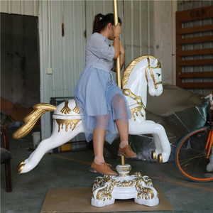 旋转木马婚庆网红拍照摆件落地庭院简约婚礼玻璃钢朋友现代创意