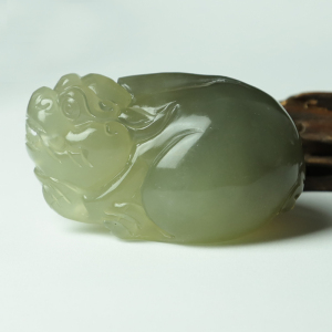 岫玉手把件貔貅