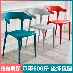 椅子塑料简约北欧餐椅大人家用网红餐桌简易胶靠背凳子现代牛角椅